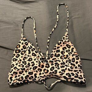 Size and brand of top are unknown:( Fits like a xs/s. Leopard print.